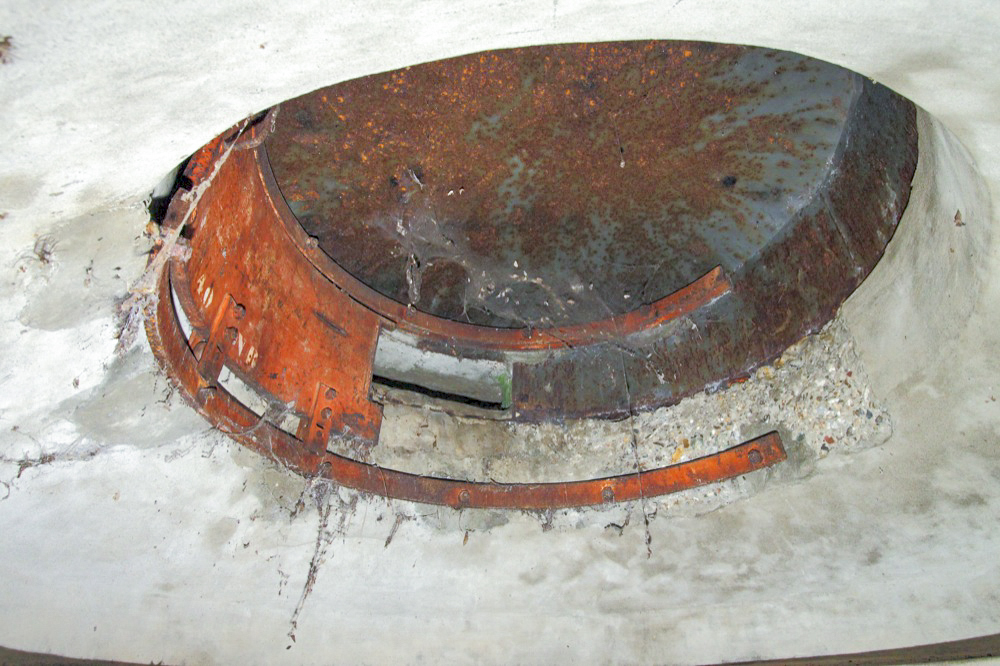 Ligne Maginot - ECLUSE D'HIRTZFELDEN NORD - (Blockhaus pour arme infanterie) - L'intérieur de la coupole - Les Gardiens du Rhin