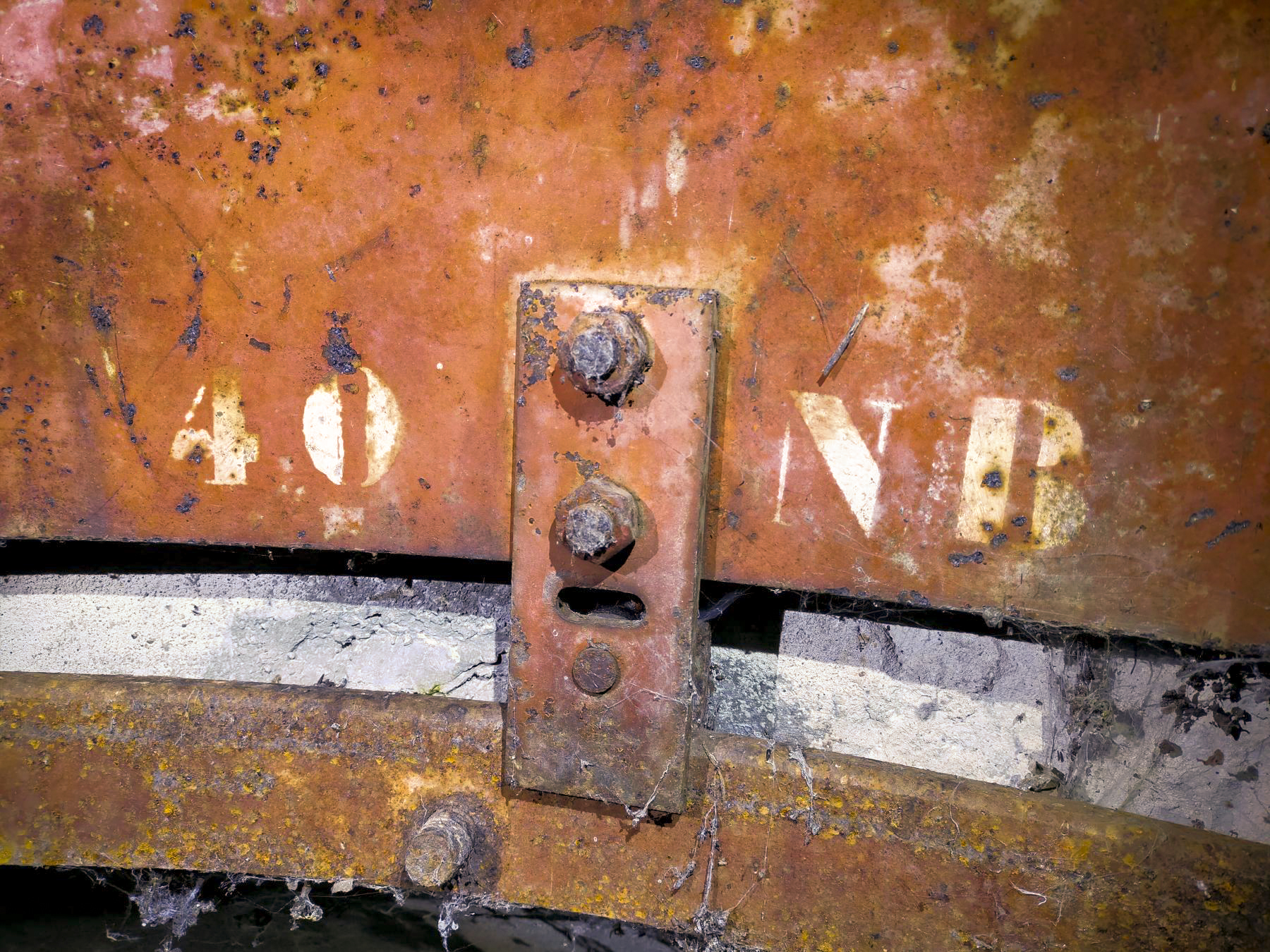 Ligne Maginot - ECLUSE D'HIRTZFELDEN NORD - (Blockhaus pour arme infanterie) - Détail du marquage sur le volet. - Julien Boulanger