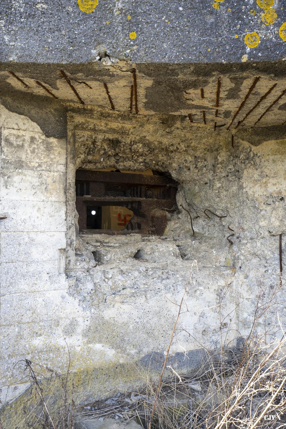 Ligne Maginot - B535 - BOIS-CRETE - (Blockhaus pour canon) - Le créneau endommagé - Lia VERMEULEN