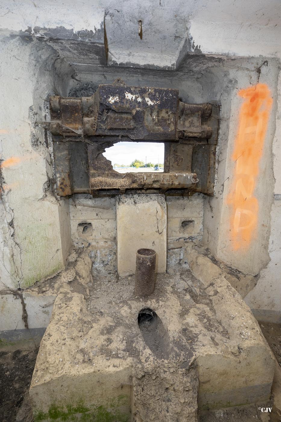 Ligne Maginot - B535 - BOIS-CRETE - (Blockhaus pour canon) - L'embrasure endommagé - Lia VERMEULEN