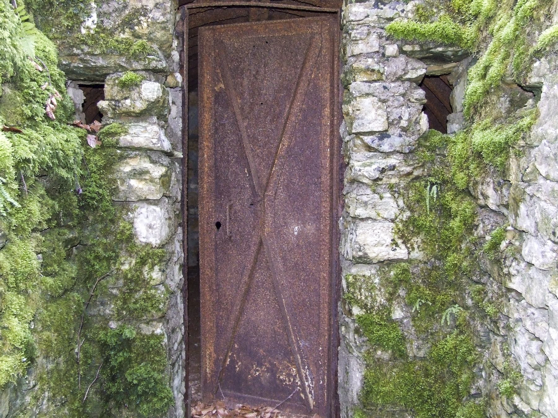 Ligne Maginot - BOIS DE PONTPIERRE (II/146° RIF) - (PC de Quartier) - La porte métallique d'une des alvéole. - STENGER Mathieu