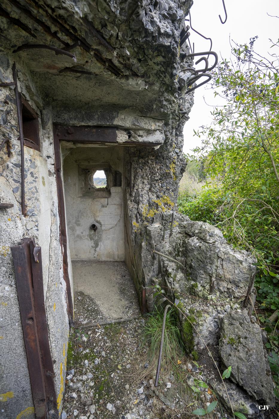 Ligne Maginot - B541 - PERCHE ROMPUE - (Blockhaus pour canon) - L'entrée pour les hommes est totalement dévasté - Lia VERMEULEN