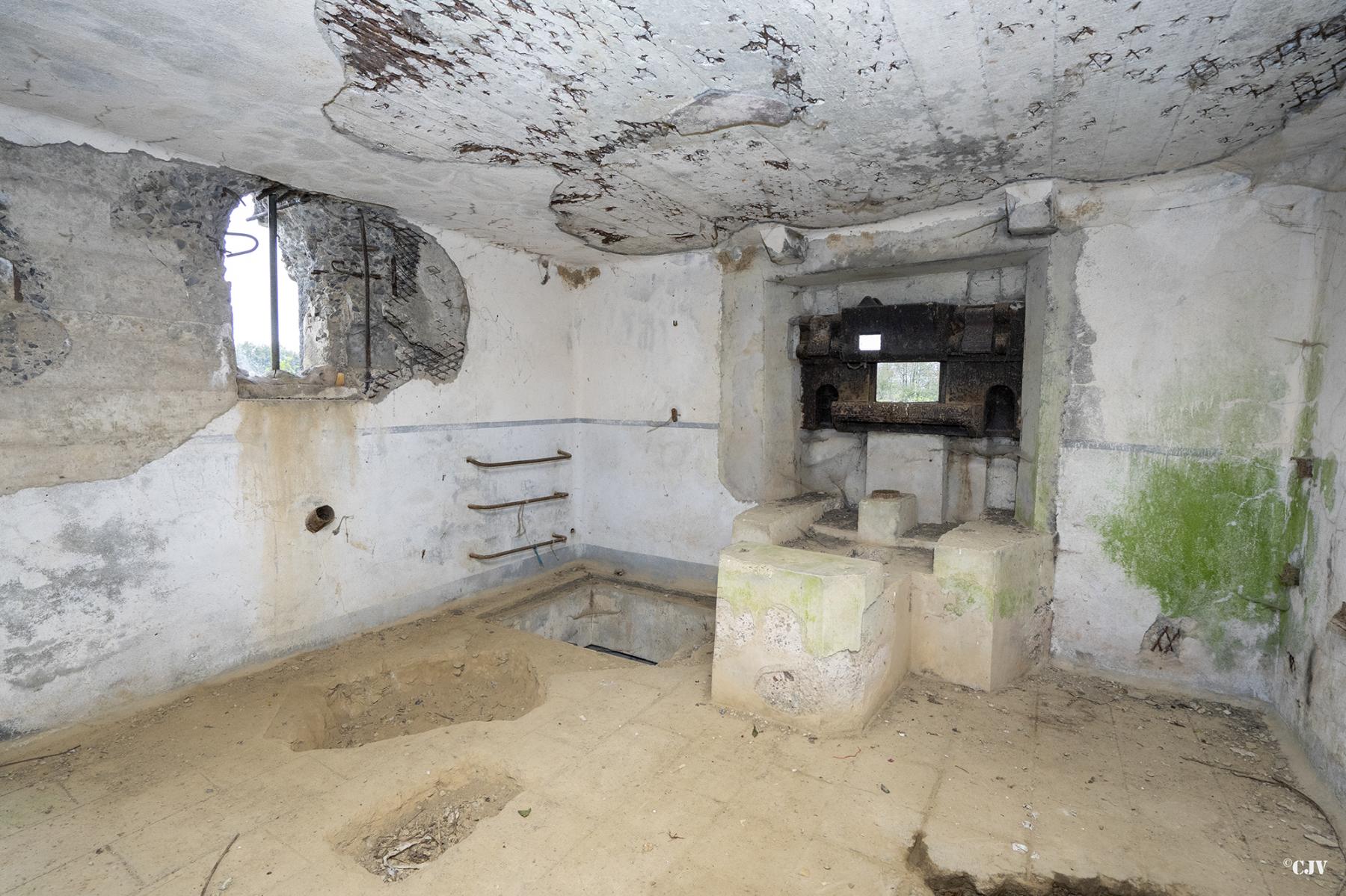 Ligne Maginot - B541 - PERCHE ROMPUE - (Blockhaus pour canon) - L'intérieur coté Ouest avec le puits du sous-sol - Lia VERMEULEN