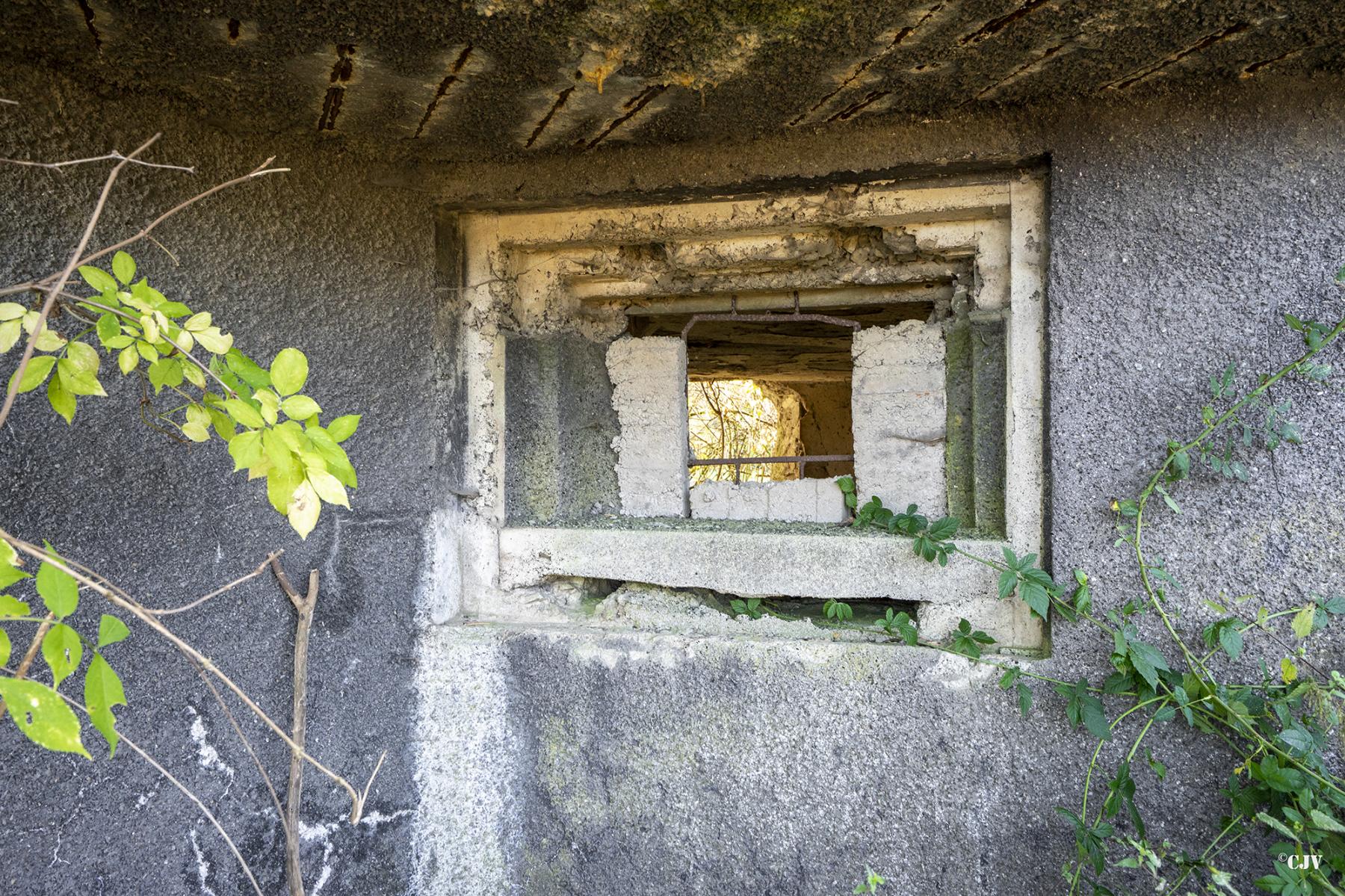 Ligne Maginot - B559 - LA BELLE HOTESSE - (Blockhaus pour canon) - Le créneau est partiellement obturé - Lia VERMEULEN
