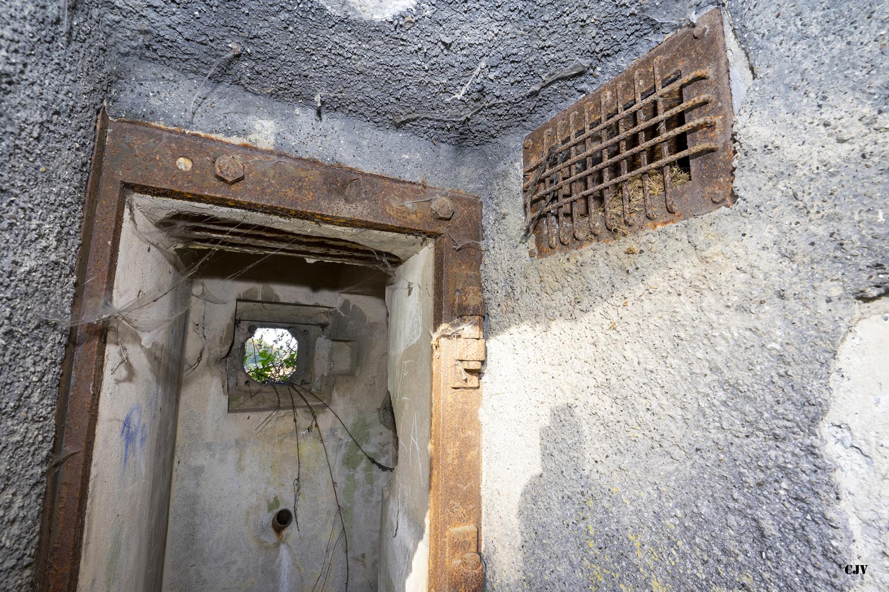 Ligne Maginot - B559 - LA BELLE HOTESSE - (Blockhaus pour canon) - L'entrée pour les hommes - Lia VERMEULEN