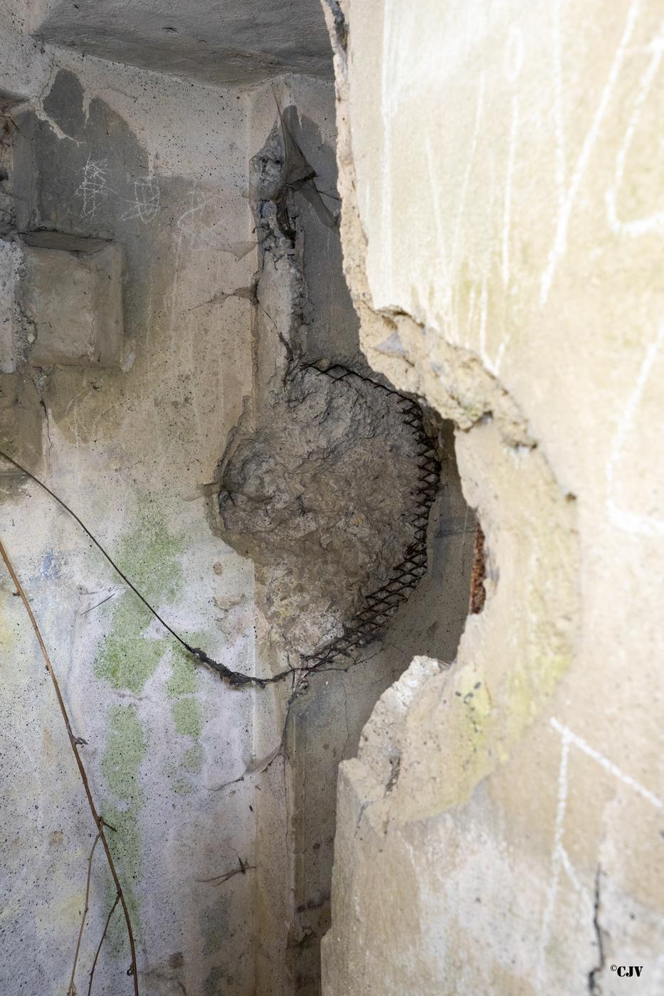 Ligne Maginot - B559 - LA BELLE HOTESSE - (Blockhaus pour canon) - Dégâts dans l'entrée due au bombardement - Lia VERMEULEN