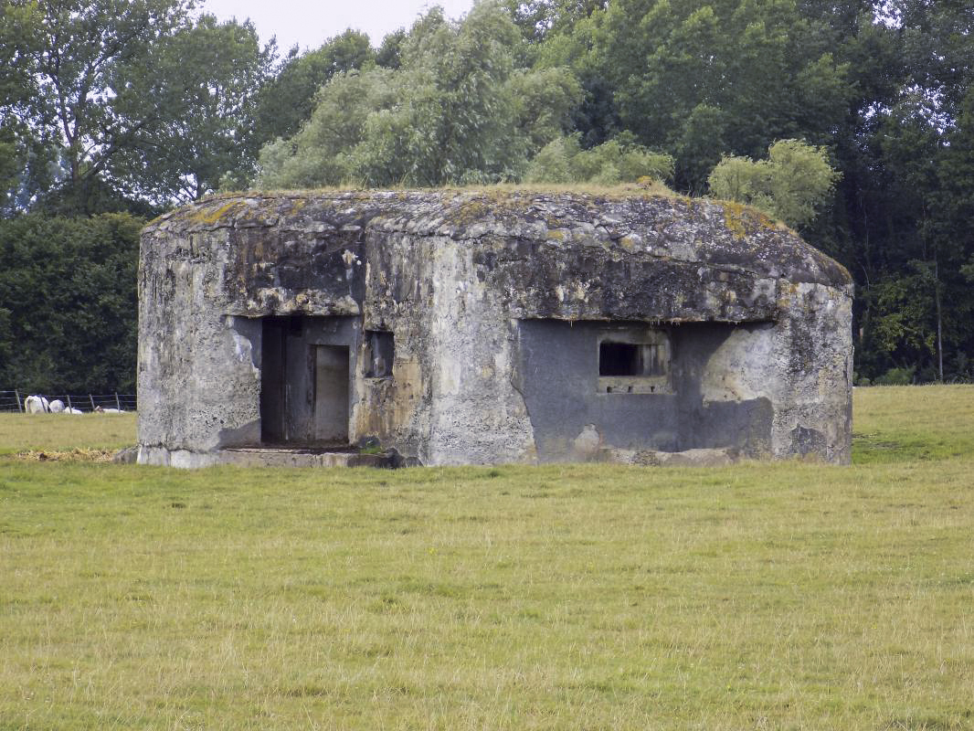 Ligne Maginot - B562 - CHEMIN DE FER EST - (Blockhaus pour canon) - L'arrière et face droite, créneau AC - R Tucker