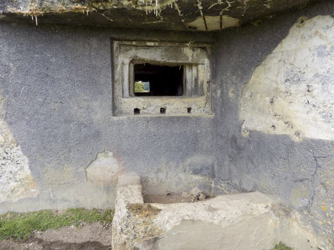 Ligne Maginot - B562 - CHEMIN DE FER EST - (Blockhaus pour canon) - Face droite, créneau AC - R Tucker