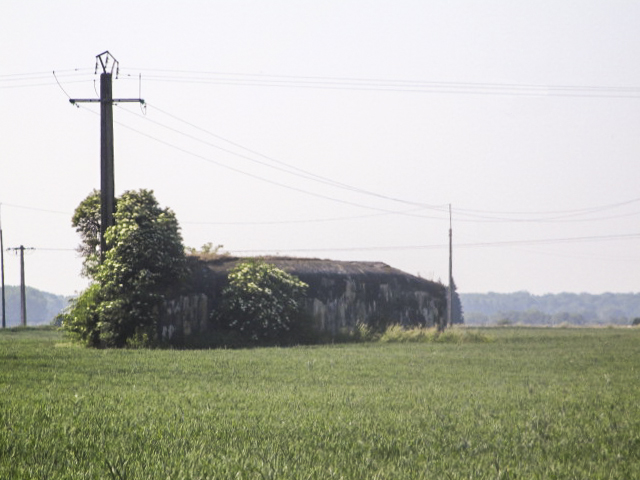 Ligne Maginot - B564 - CROIX CRAPOUILLEZ SUD - (Blockhaus pour canon) - Photo prise de la Chaussée Brunehaut. - Smardz Félix