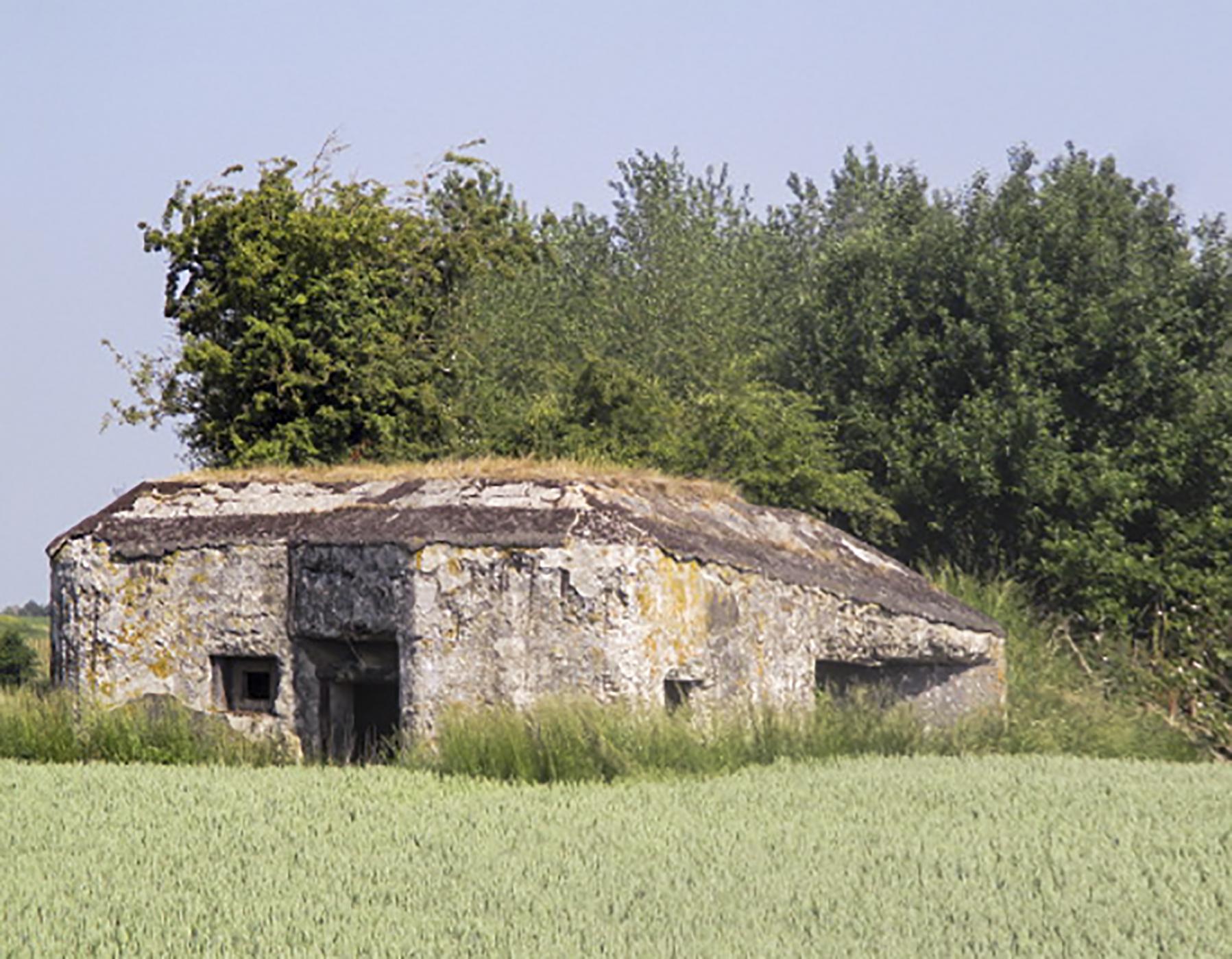 Ligne Maginot - B566 - CROIX CRAPOUILLEZ NORD - (Blockhaus pour canon) - Photo prise de la Chaussée Brunehaut. - Smardz Félix