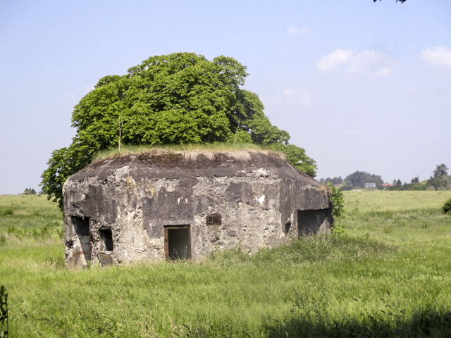 Ligne Maginot - B587 - MALPLAQUET EST - (Blockhaus pour canon) - Photo prise de la Chaussée Brunehaut. - Smardz Félix