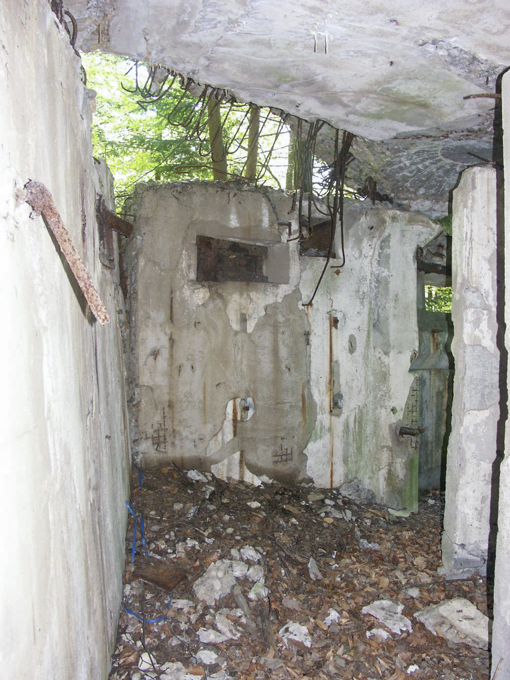 Ligne Maginot - SOMMET DU HOCHWALD 3 - (Blockhaus pour arme infanterie) - Local de repos
Un créneau FM est visible en face - Pascal Lambert