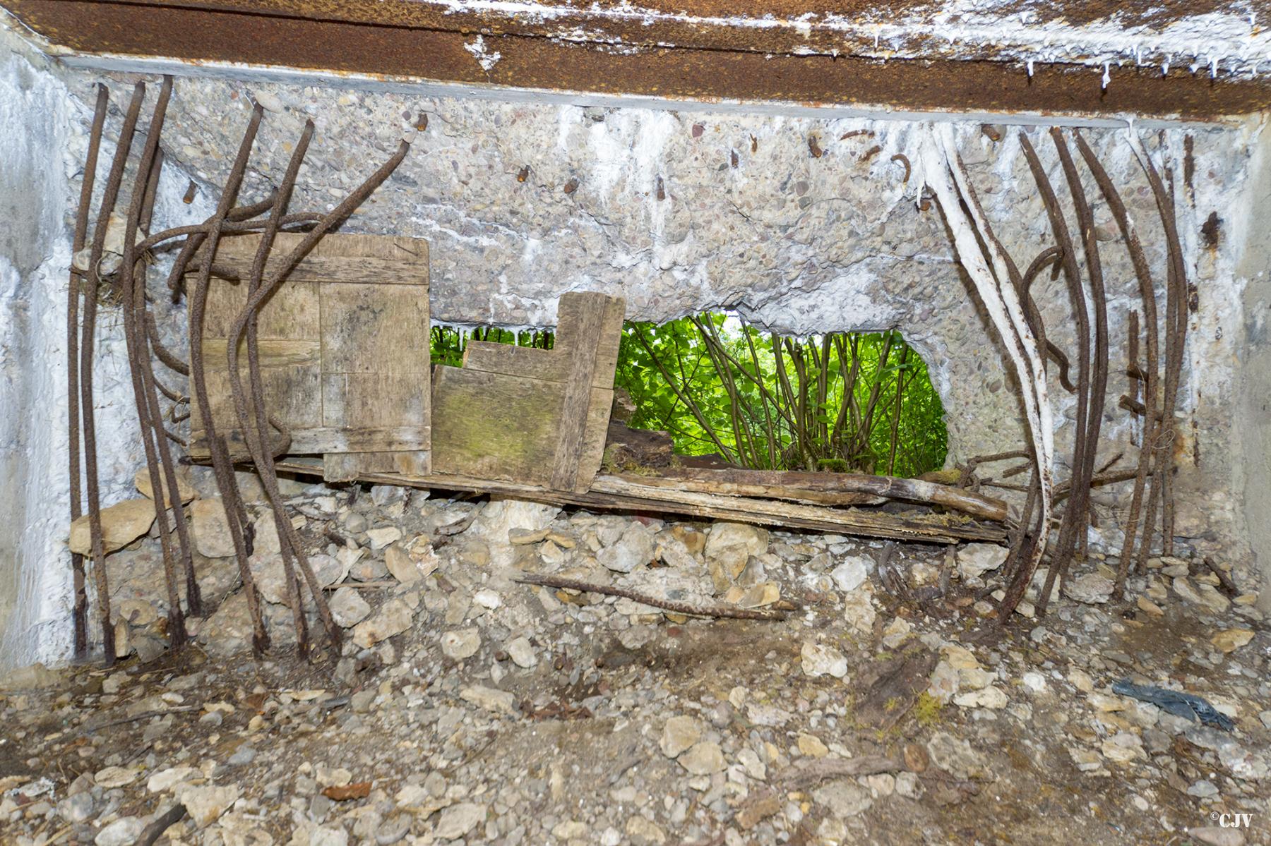 Ligne Maginot - ROUY 2 - (Blockhaus pour canon) - Le créneau très abimé - Lia VERMEULEN