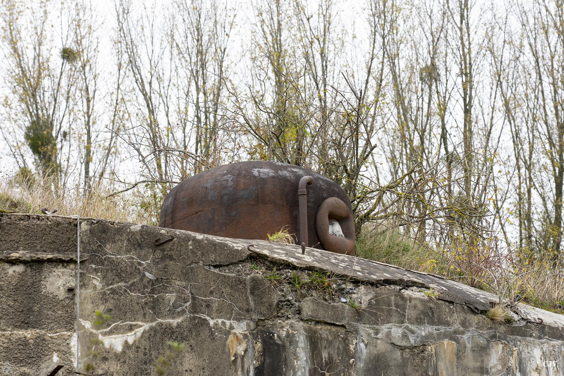 Ligne Maginot - C17 - GOMMEGNIES EST - (Casemate d'infanterie) - La cloche - Lia VERMEULEN