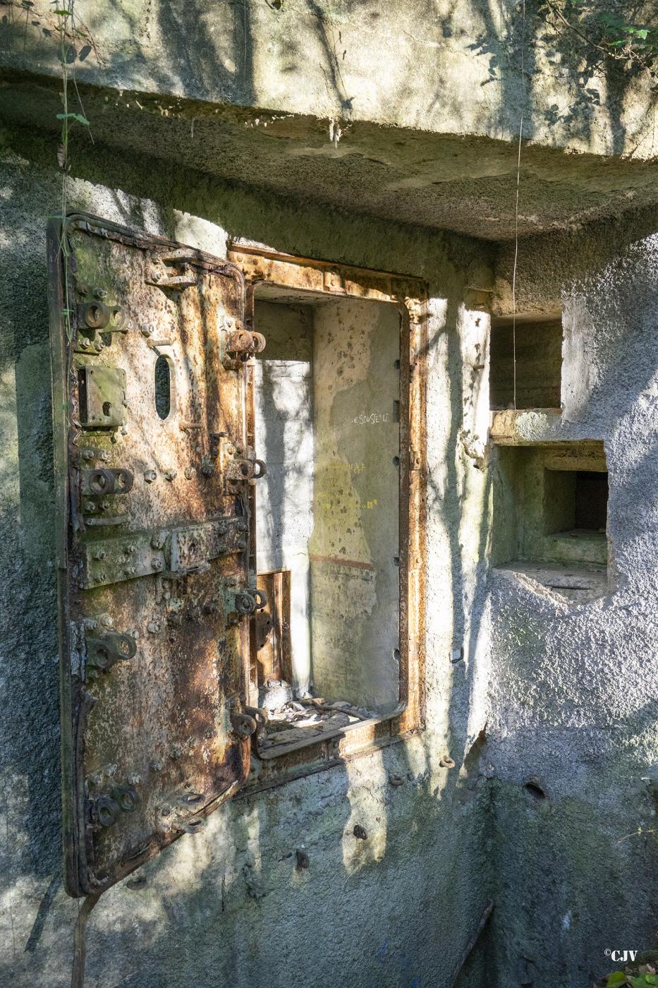 Ligne Maginot - C23 - VIVIER NUTHIAU OUEST - (Casemate d'infanterie) - La porte d'entrée. La casemate est fermée pour les chauves-souris - Lia VERMEULEN