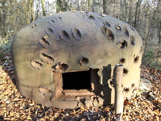 Ligne Maginot - C24 - VIVIER NUTHIAU EST - (Casemate d'infanterie) - La cloche GFM a subi des dégats visibles du fait du tir ennemi, probablement au 3,7cm PAK 36 - AALMA - www.lignemaginot.com