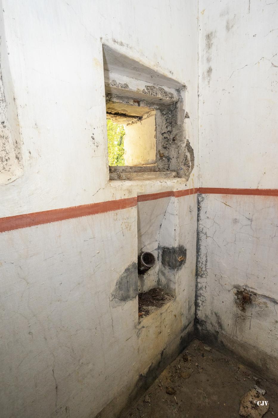 Ligne Maginot - C24 - VIVIER NUTHIAU EST - (Casemate d'infanterie) - Créneau de défense d'entrée - Lia VERMEULEN
