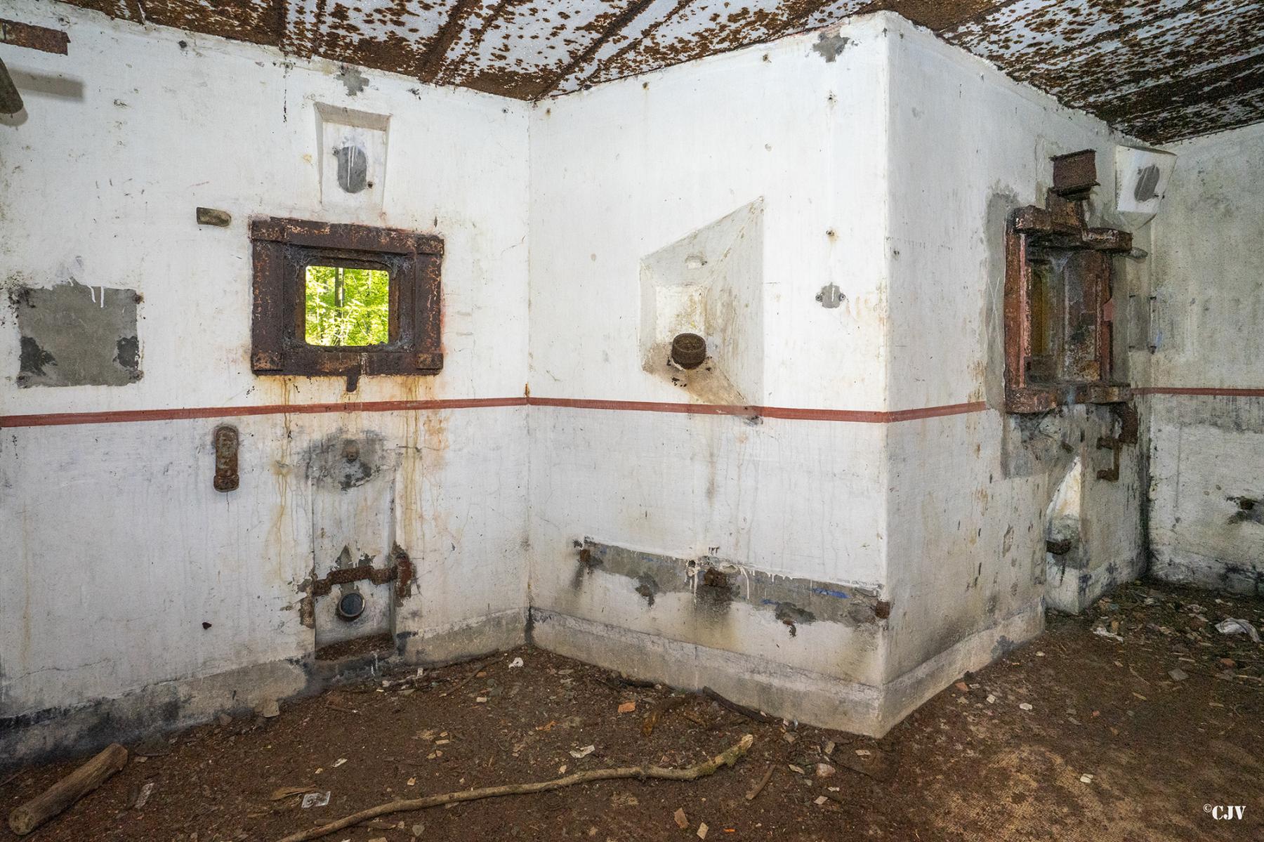 Ligne Maginot - C24 - VIVIER NUTHIAU EST - (Casemate d'infanterie) - La chambre de tir - Lia VERMEULEN