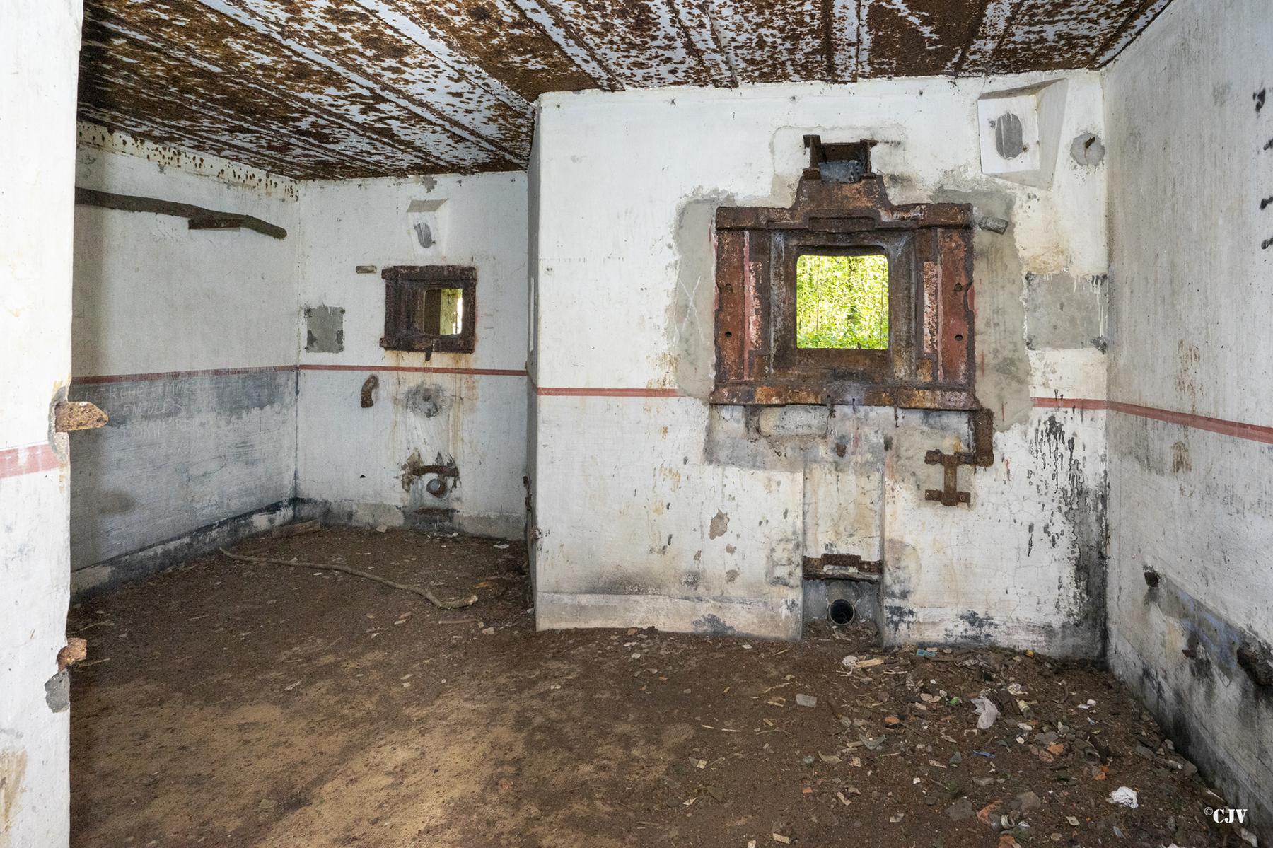 Ligne Maginot - C24 - VIVIER NUTHIAU EST - (Casemate d'infanterie) - La chambre de tir - Lia VERMEULEN