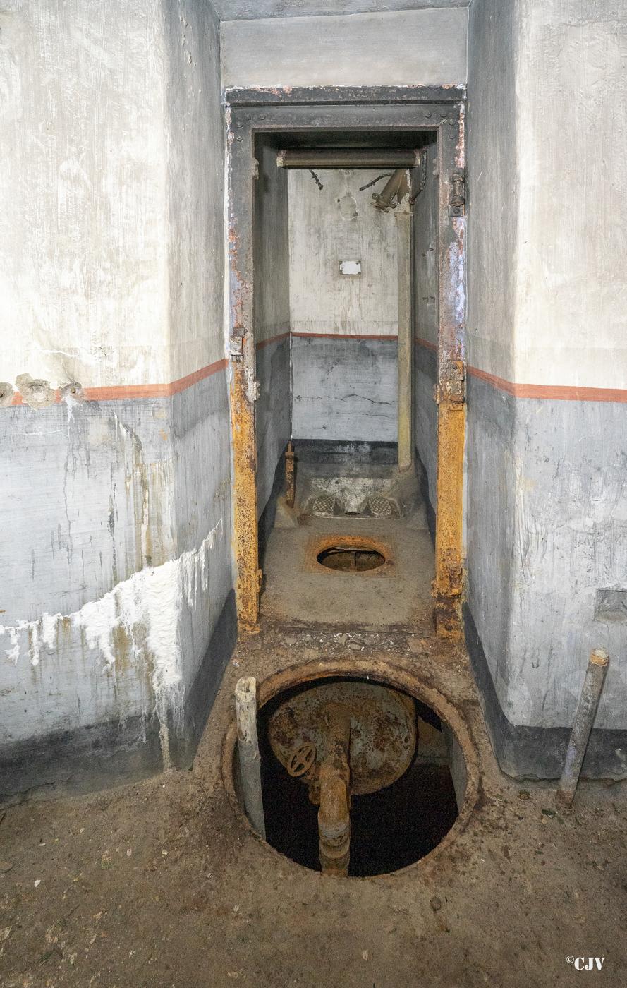 Ligne Maginot - C24 - VIVIER NUTHIAU EST - (Casemate d'infanterie) - Toilette - Lia VERMEULEN