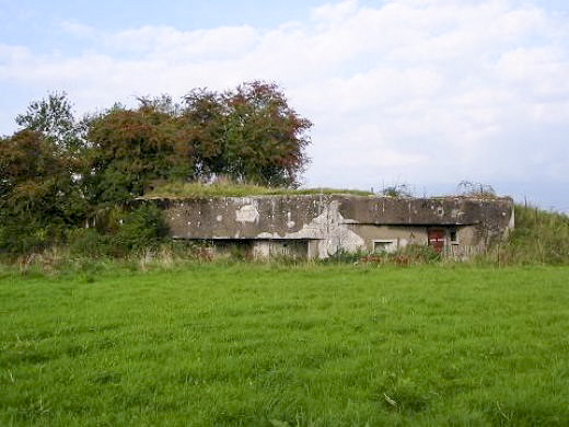 Ligne Maginot - C26 - PORQUERIE OUEST - (Casemate d'infanterie) - Remarquer le créneau jumelage sur la façade arrière de la casemate. - AALMA - www.lignemaginot.com