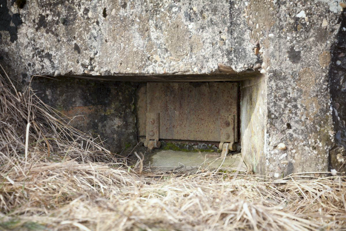 Ligne Maginot - COTE 400 - (Observatoire d'artillerie) - Créneau latéral droit équipé de son volet - Fré Do