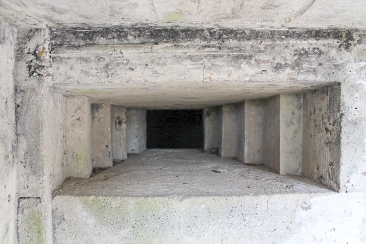 Ligne Maginot - BARRAGE 2 - (Blockhaus pour arme infanterie) - Créneau mitrailleuse - Christian LENHARD