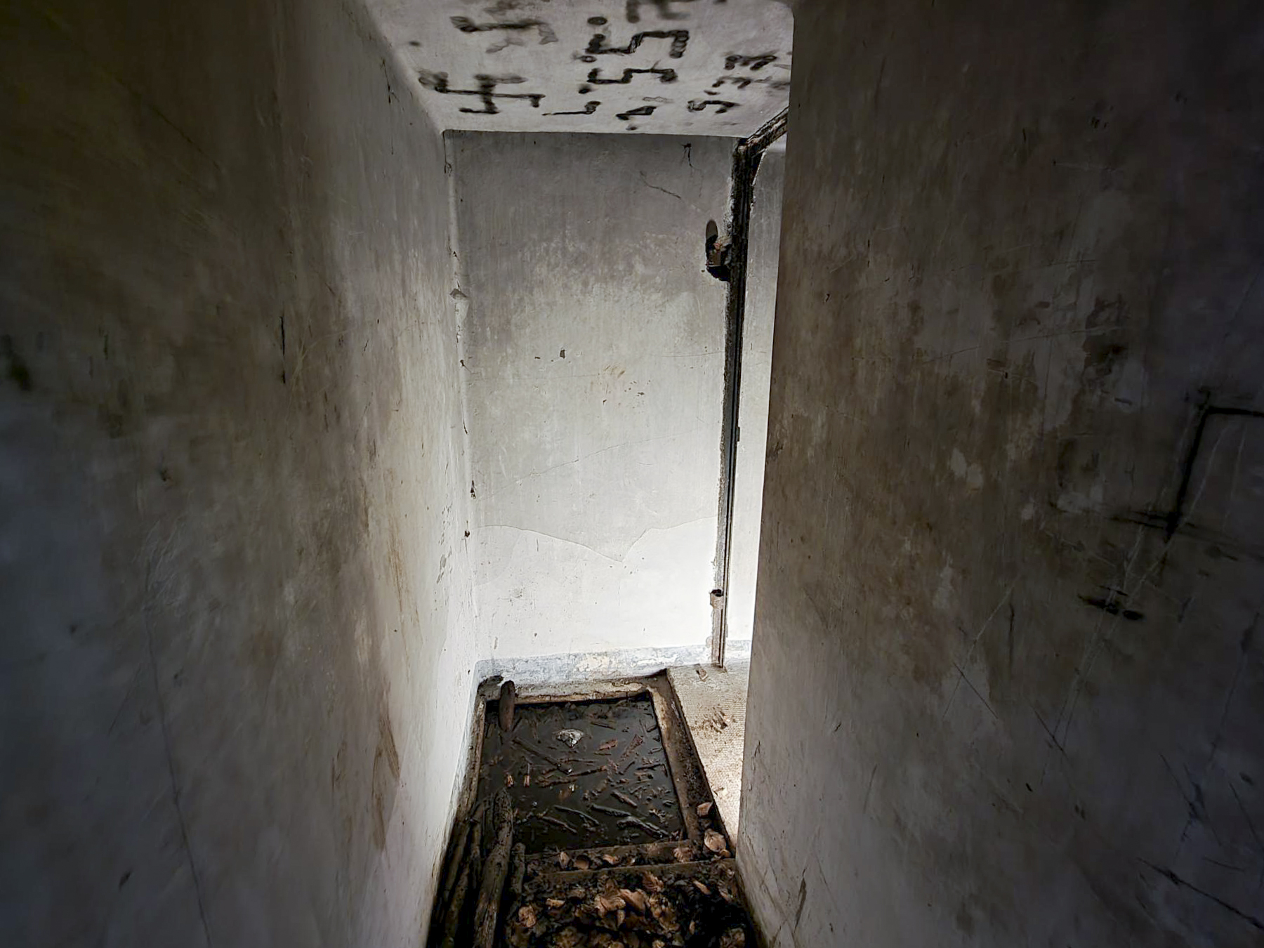 Ligne Maginot - E' - (Chambre de coupure - Avec central) - Couloir d'accès au local téléphonique. Absence de la porte métallique intérieure. - DK_Antoine4