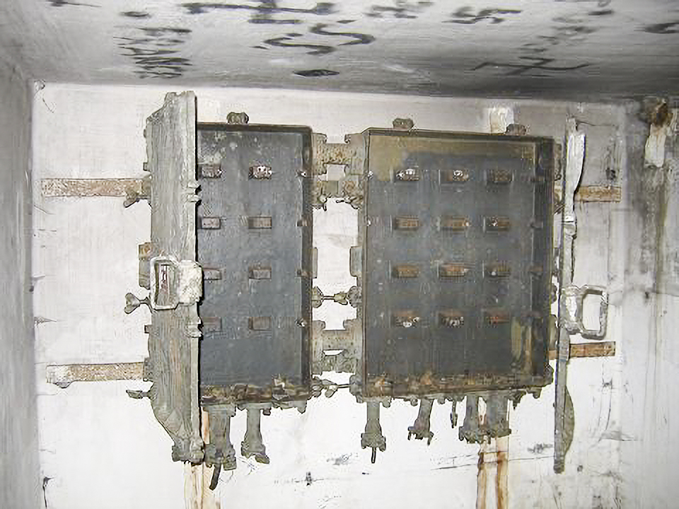 Ligne Maginot - E' - (Chambre de coupure - Avec central) - Boitiers ouverts, noter qu'ils ont été totalement vidés des reglettes - Pascal LAMBERT