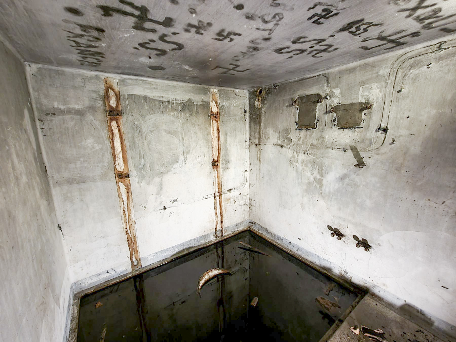 Ligne Maginot - E' - (Chambre de coupure - Avec central) - Vue globale de l'intérieur : intégralement vide et partiellement inondé. - DK_Antoine4
