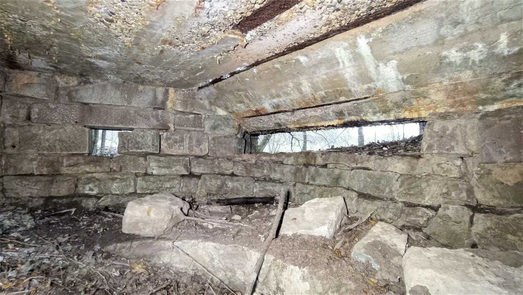 Ligne Maginot - VERLORENERBACH - (Blockhaus pour arme infanterie) - La chambre de tir.
A gauche le créneau de défense rapprochée, à droite le créneau principal - Baptiste GAUDIN