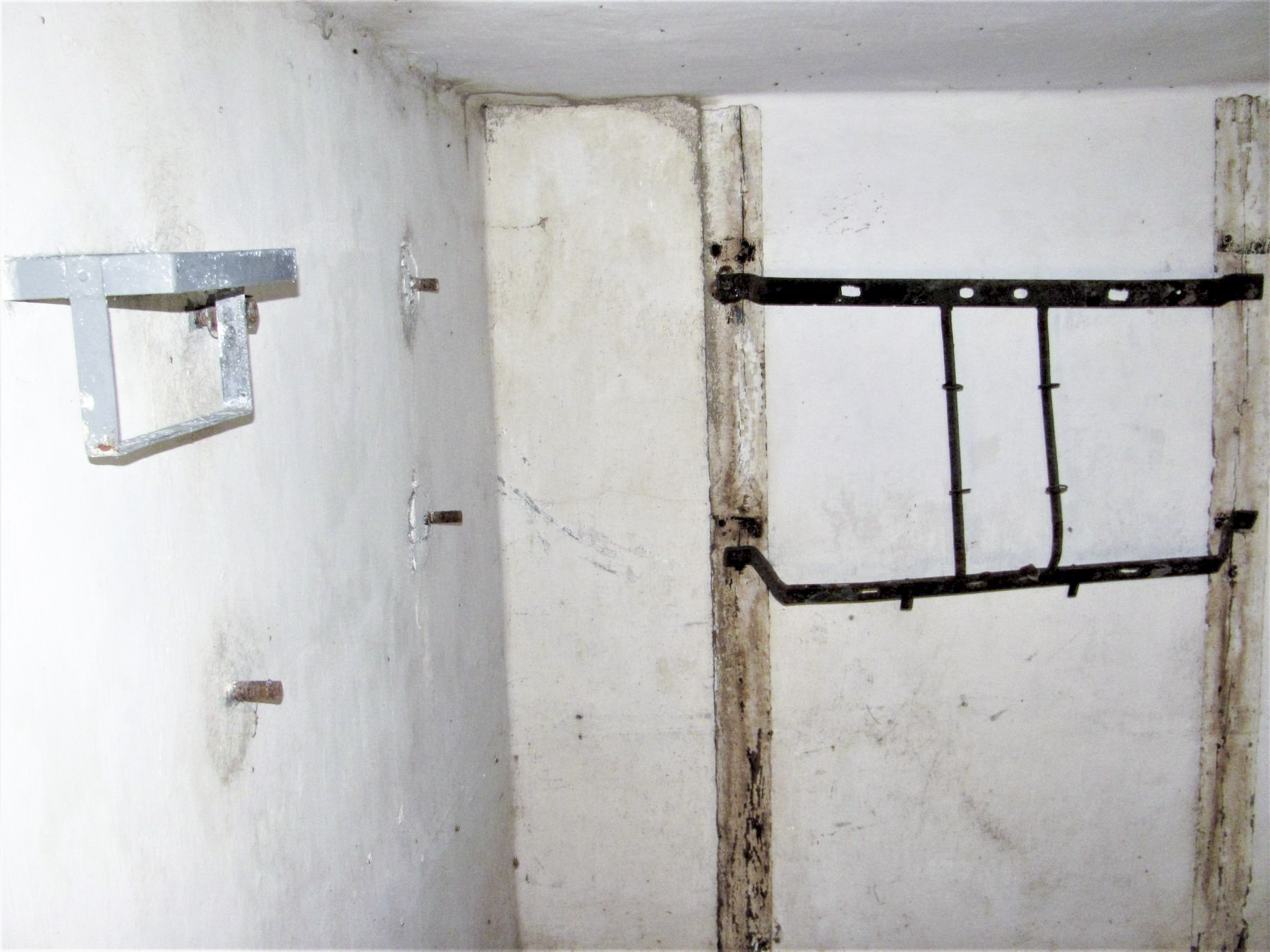 Ligne Maginot - F2 - (Chambre de coupure - Avec central) - La chambre
Mur gauche: support pour piles Leclanché, emplacement d'un central 16 directions sous carter étanche. 
Sur le mur du fond, cadre de fixation d'un répartiteur modernisé LMRT - Baptiste GAUDIN