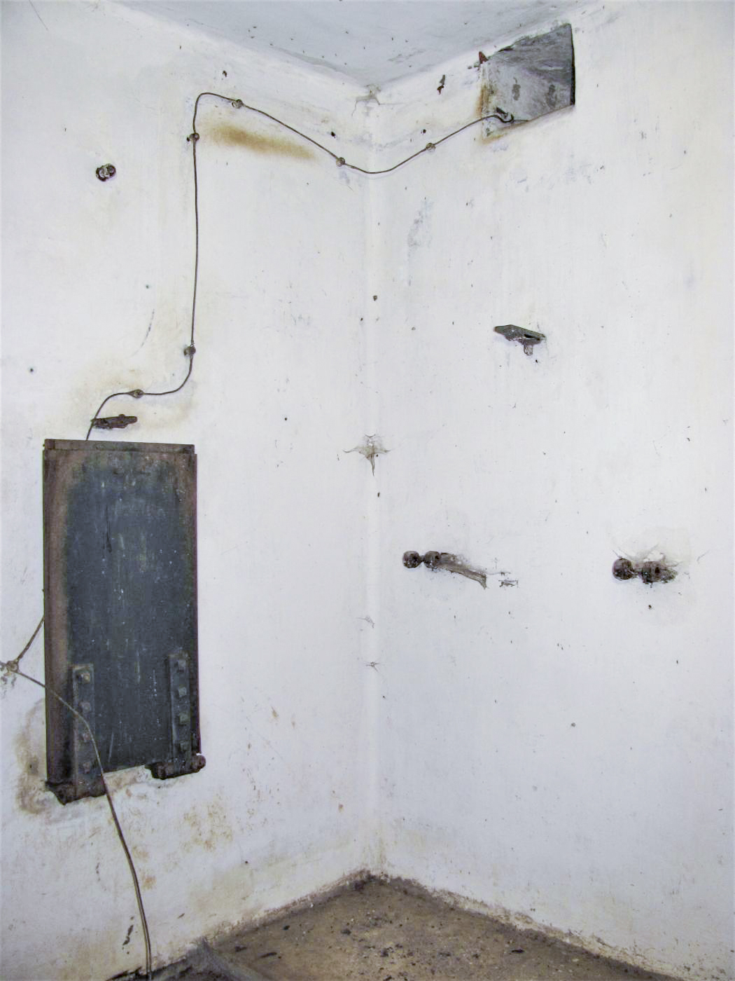Ligne Maginot - F2 - (Chambre de coupure - Avec central) - Banc et charnière de tablette rabattable - Baptiste GAUDIN