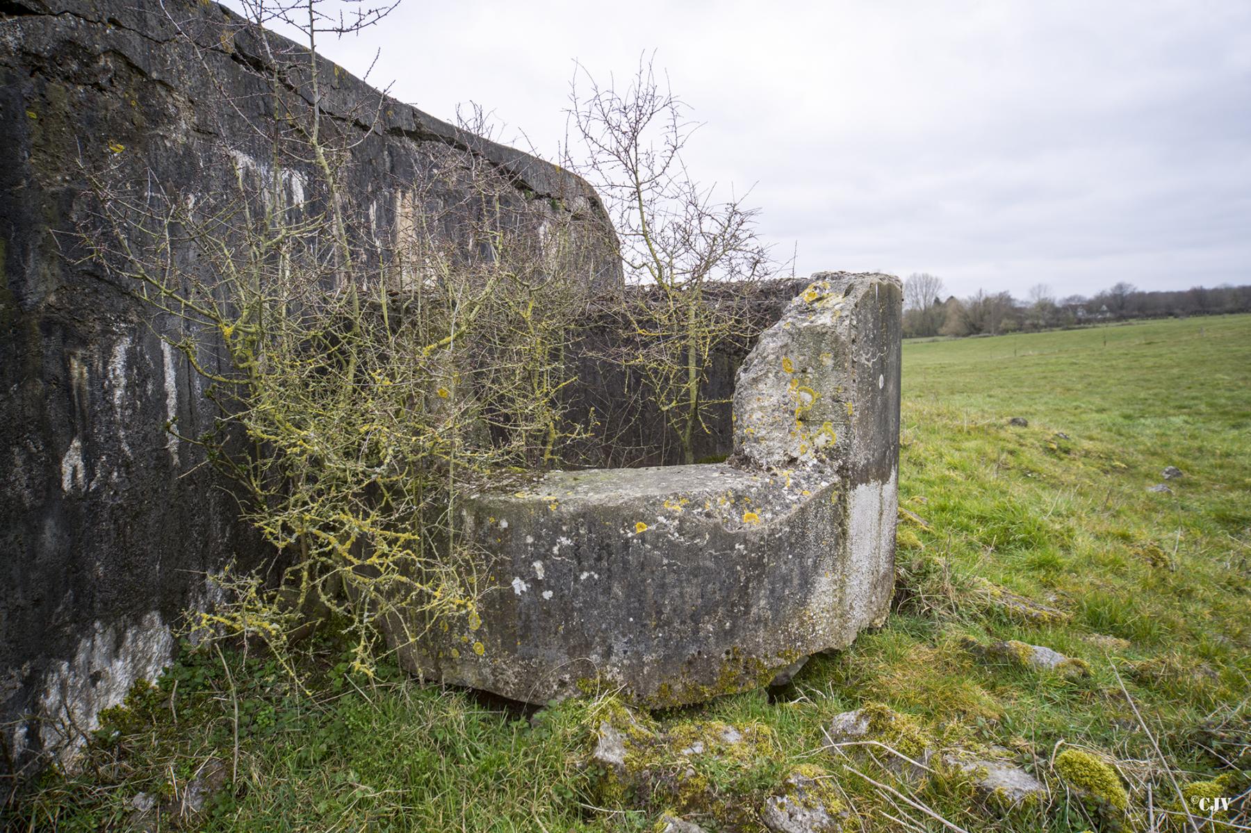 Ligne Maginot - T516BIS - (Blockhaus pour arme infanterie) - Les restes de la tourelle sont déplaces vers le blockhaus de la Ferme des Sarts - Lia VERMEULEN