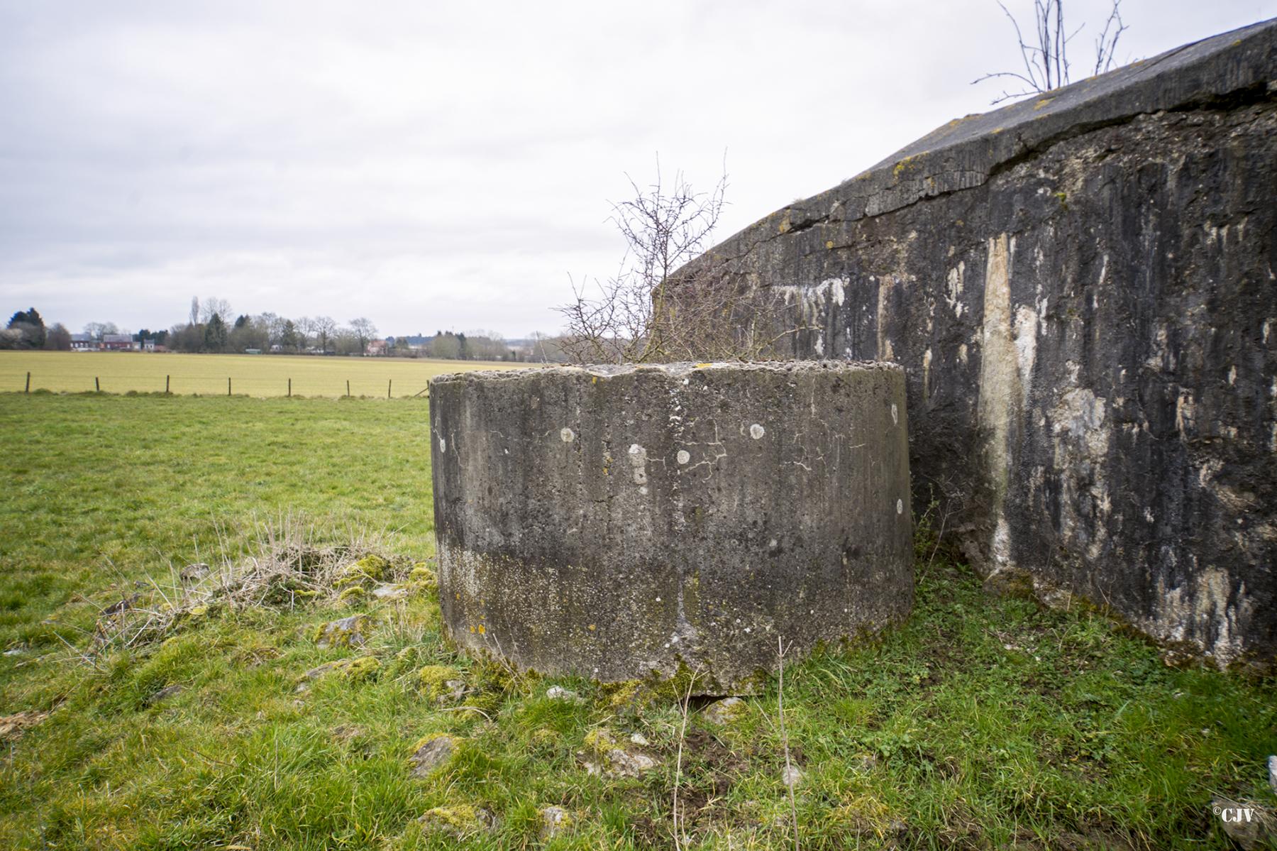 Ligne Maginot - T516BIS - (Blockhaus pour arme infanterie) - Les restes de la tourelle sont déplaces vers le blockhaus de la Ferme des Sarts - Lia VERMEULEN