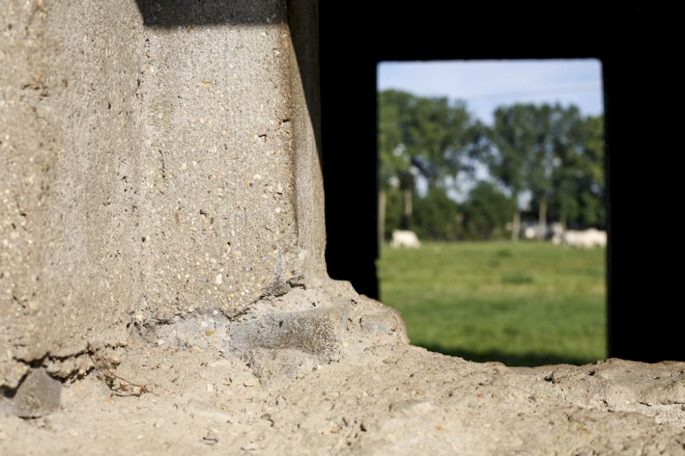 Ligne Maginot - MIESCH - (Blockhaus pour canon) - Détail de la construction. On notera la 'légéreté' des matériaux employés, poussant à croire que ce blockaus est vraisemblablement un leurre. - www.arnaultjl-photo.com