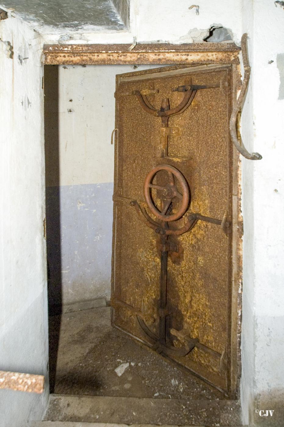 Ligne Maginot - HUBERBUSCH SUD - C59 - (Casemate d'infanterie) - La porte étanche de la chambre de tir avant restauration - Lia VERMEULEN
