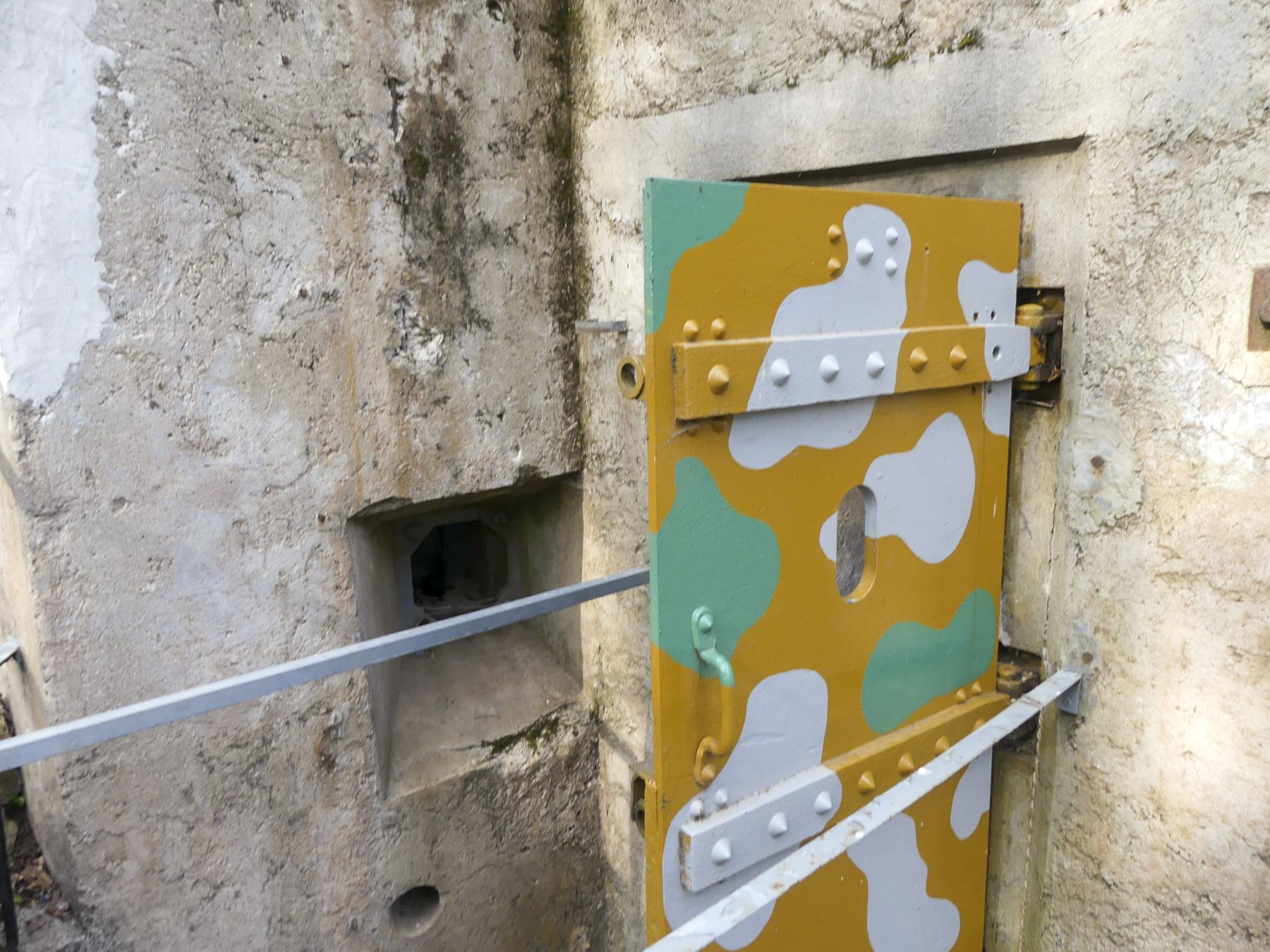 Ligne Maginot - HUBERBUSCH SUD - C59 - (Casemate d'infanterie) - L'entrée et son créneau FM de défense rapprochée - 164maginot