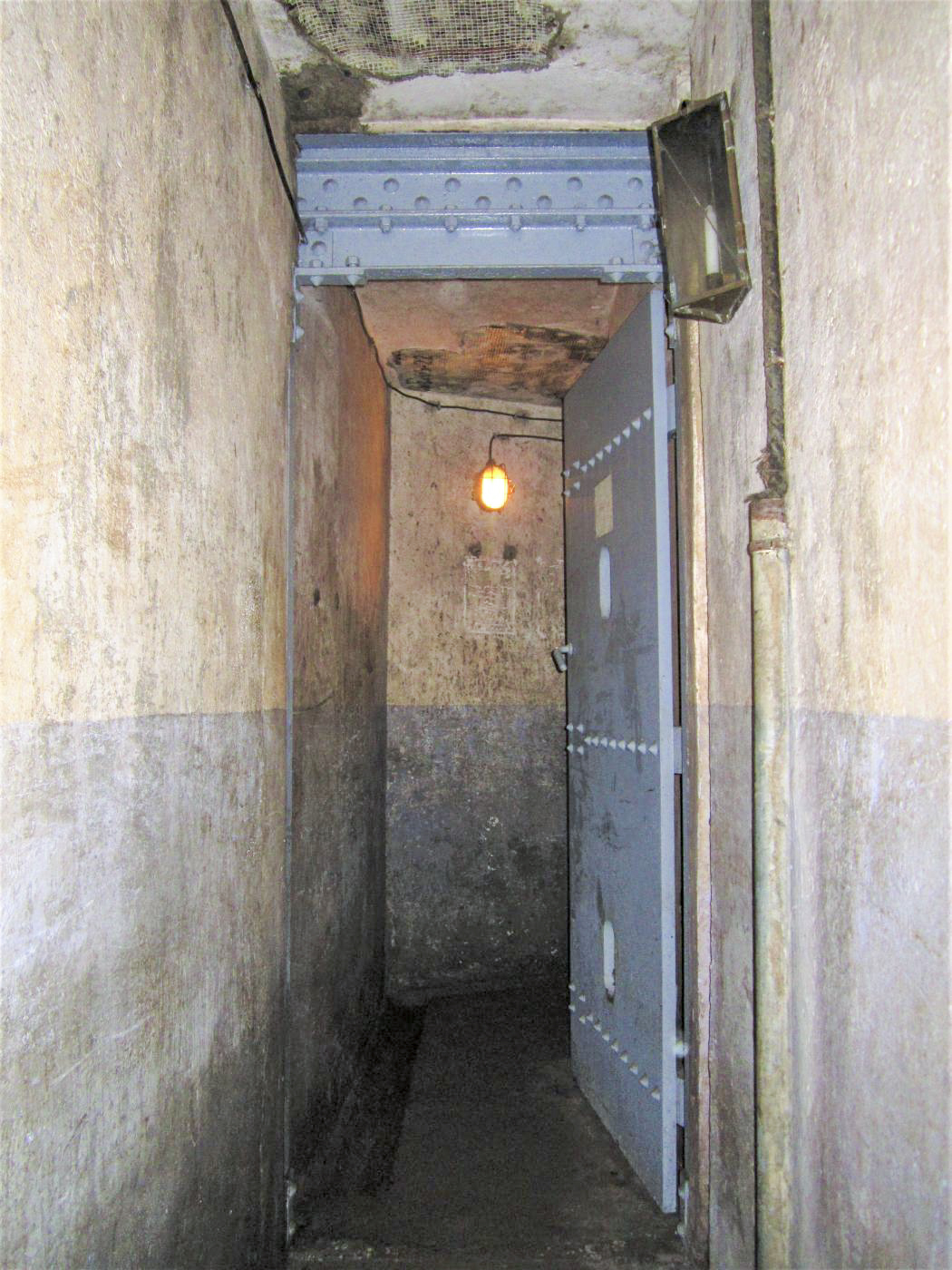 Ligne Maginot - HUBERBUSCH SUD - C59 - (Casemate d'infanterie) - Couloir de l'entrée et porte blindée intérieur - Gregory Fuchs
