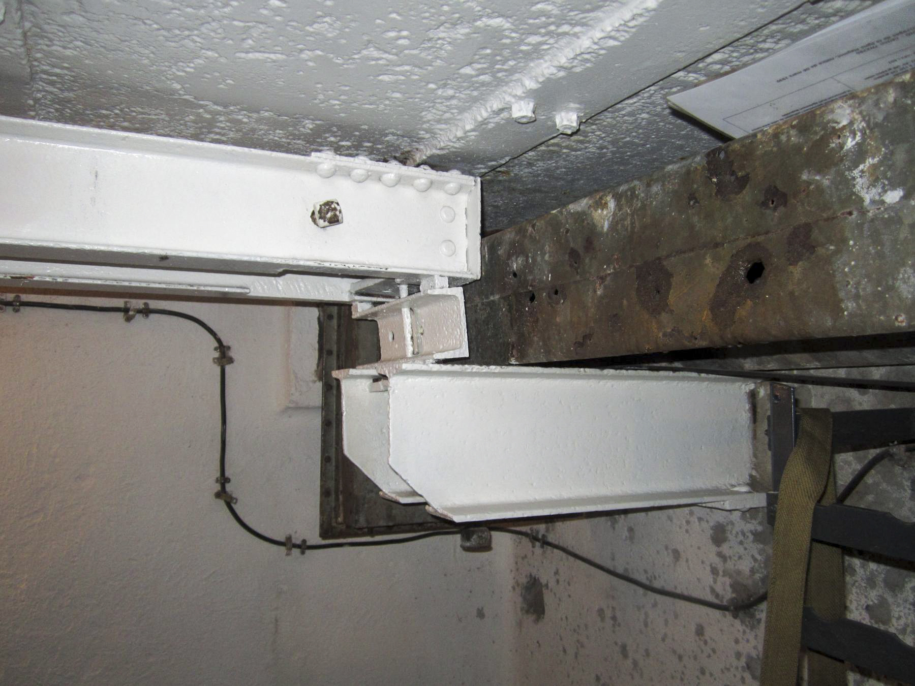 Ligne Maginot - HUBERBUSCH SUD - C59 - (Casemate d'infanterie) - Noter le support spécifique à l'extrémité du bi-rail suite au passage de la gaine de ventilation - Gregory Fuchs