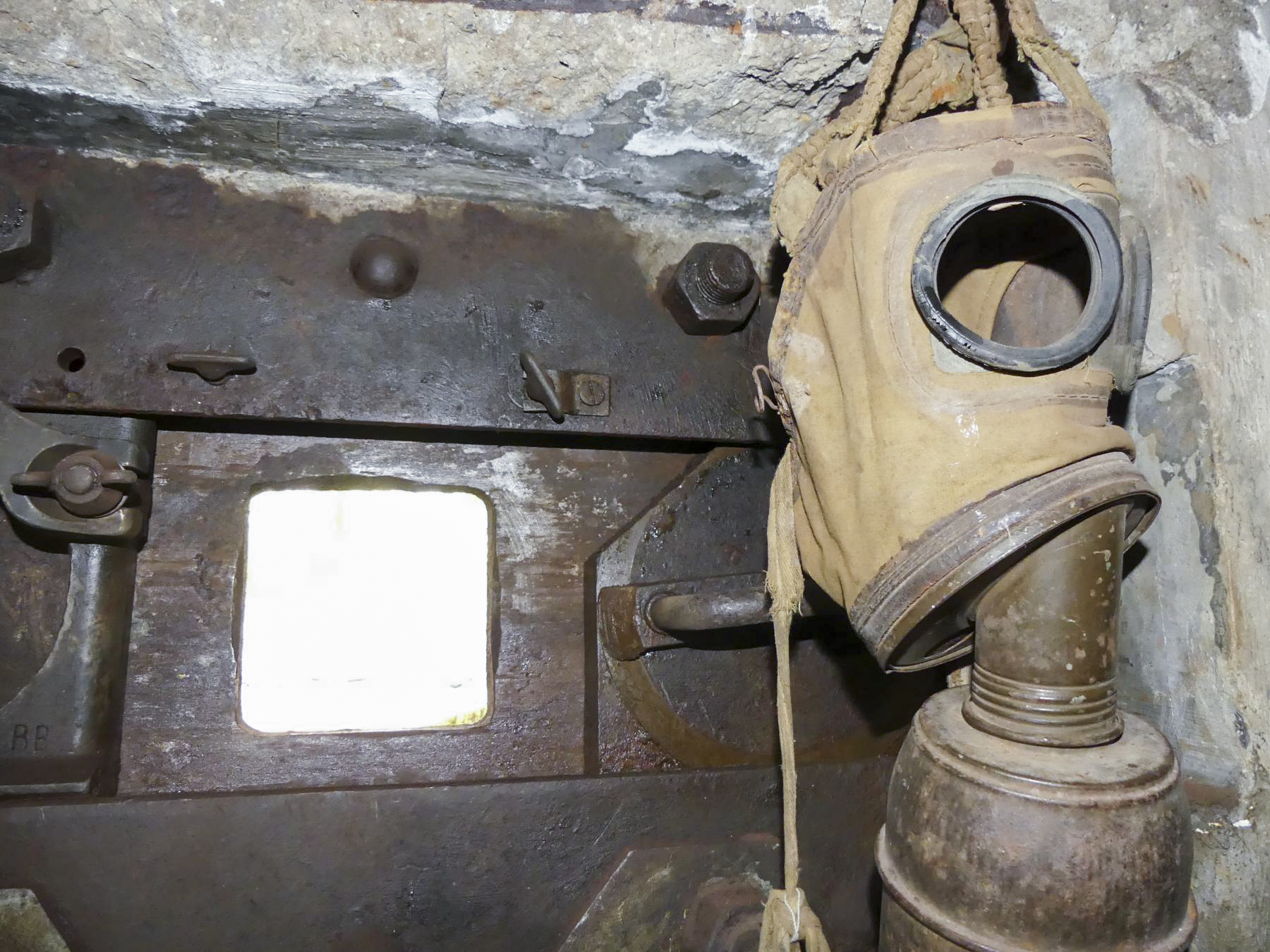 Ligne Maginot - HUBERBUSCH SUD - C59 - (Casemate d'infanterie) - Créneau FM de façade et masque à gaz ANP 31 - 164maginot