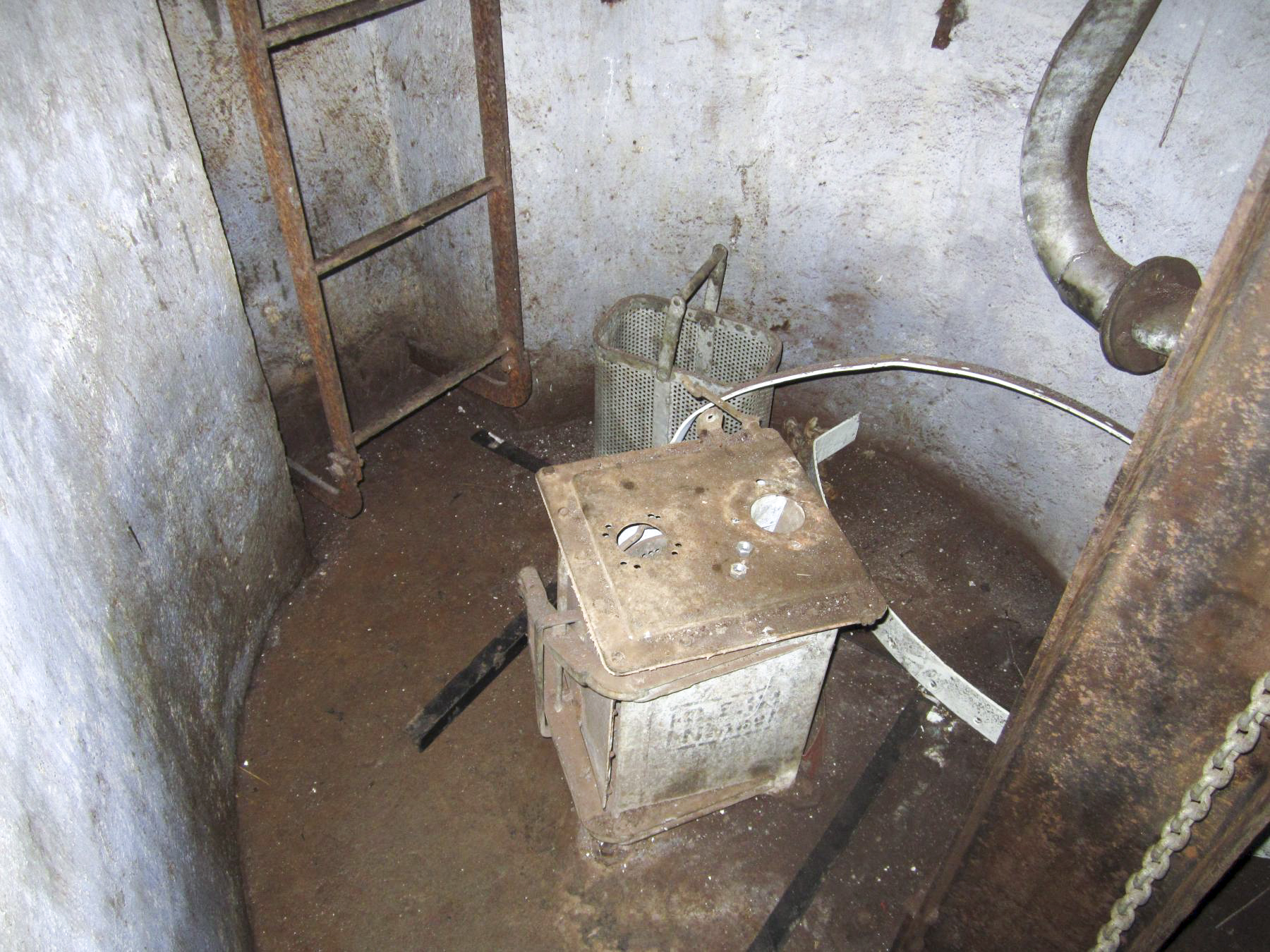 Ligne Maginot - HUBERBUSCH SUD - C59 - (Casemate d'infanterie) - Cloche GFM Sud
Caisson et panier de récupération des douilles - Gregory Fuchs
