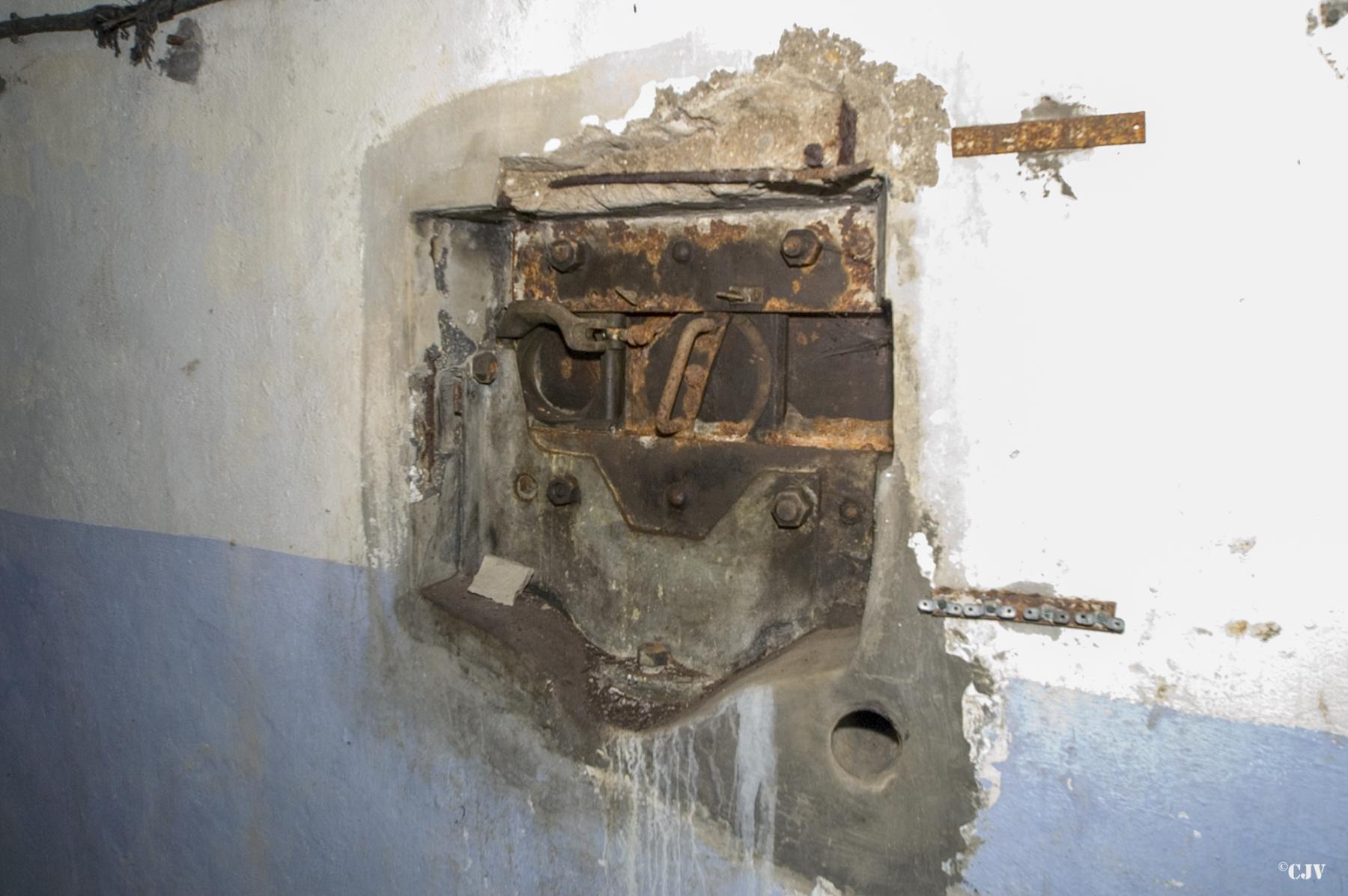 Ligne Maginot - HUBERBUSCH SUD - C59 - (Casemate d'infanterie) - Créneau FM de façade - Lia VERMEULEN