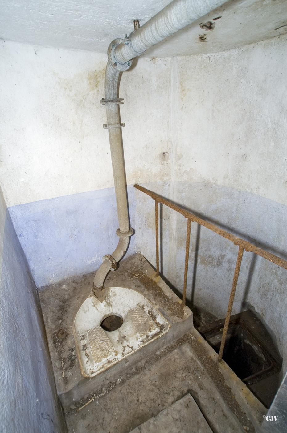 Ligne Maginot - HUBERBUSCH SUD - C59 - (Casemate d'infanterie) - Les latrines - Lia VERMEULEN