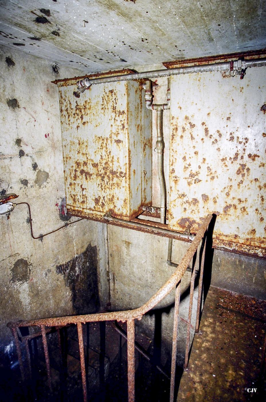 Ligne Maginot - MICHELSBERG - A22 - (Ouvrage d'artillerie) - Bloc 2
Réservoirs dans la cage d'escalier - Lia VERMEULEN