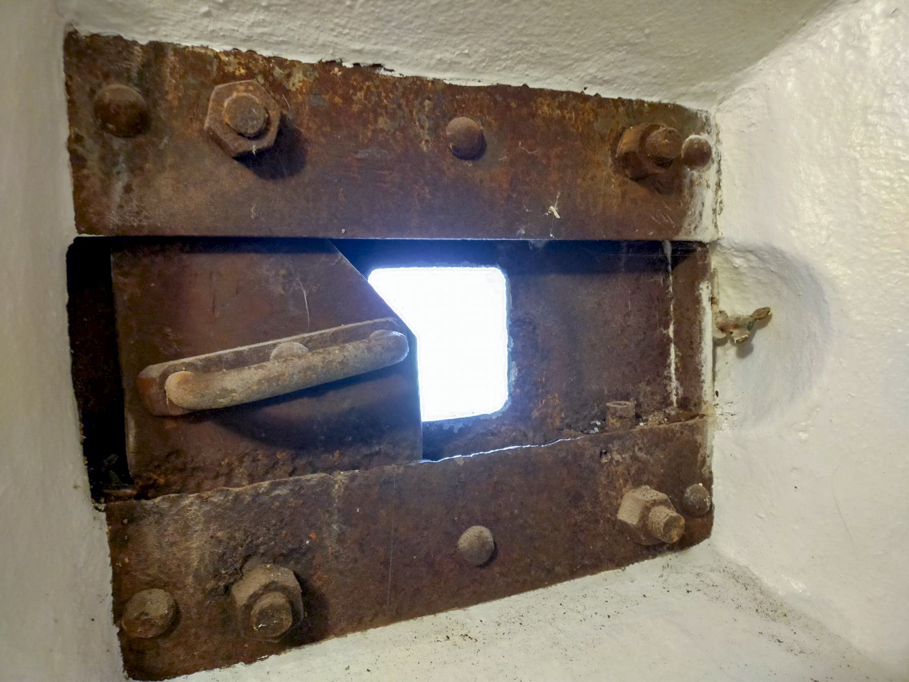 Ligne Maginot - ROUSSY LE VILLAGE (Poste avancé GRM) - (Poste GRM - Maison Forte) - Un créneau FM avec son volet ouvert - Julien Boulanger