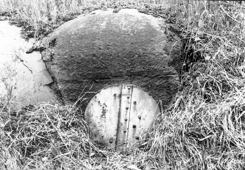 Ligne Maginot - MICHELSBERG - A22 - (Ouvrage d'artillerie) - Bloc 6
La cloche JM transformée en issue de secours, avec sa plaque d'origine - NOEL Yves