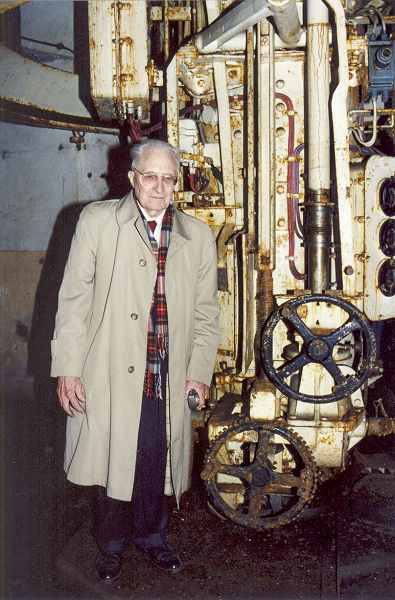 Ligne Maginot - MICHELSBERG - A22 - (Ouvrage d'artillerie) - Bloc 6
Le Lt Deschamps qui commandait le bloc 6 en 1940 posant devant l'étage intermédiaire de la tourelle de 135 - NOEL Yves