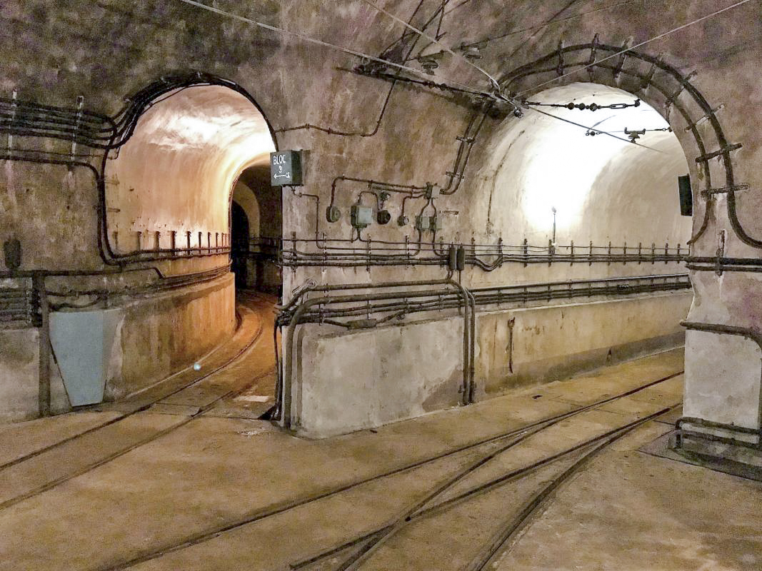 Ligne Maginot - MICHELSBERG - A22 - (Ouvrage d'artillerie) - Galerie principale au niveau de l'intersection vers le bloc 3 - Yves NOEL
