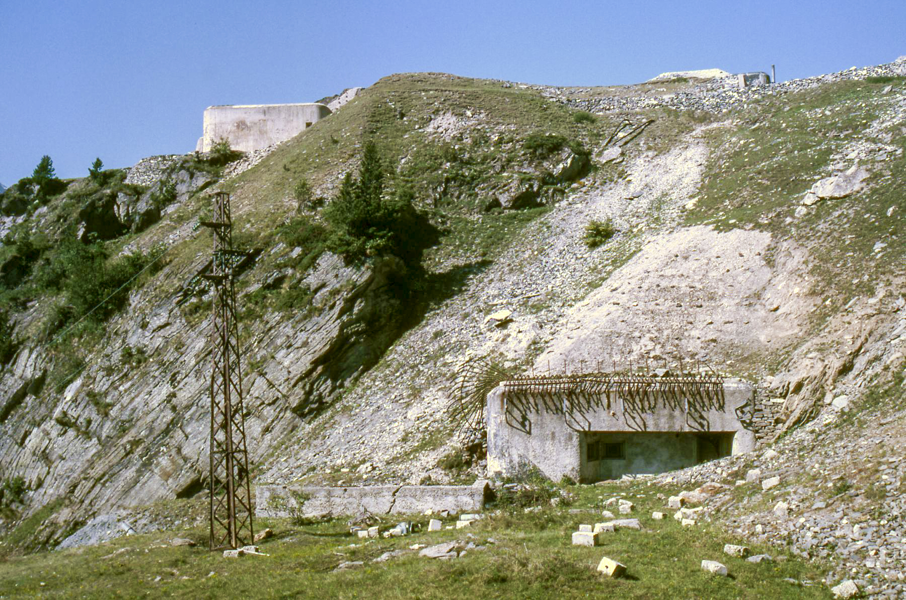 Ligne Maginot - LAVOIR - (Ouvrage d'artillerie) - L'entrée des hommes
En haut le bloc 1 et le bloc cheminée - Dominique Kemmel